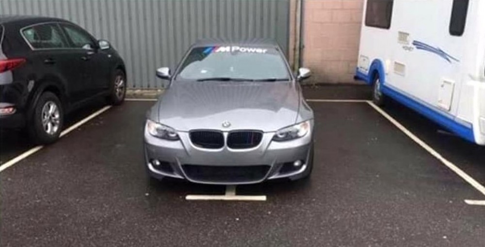 FOTO // Un șofer de BMW a parcat pe două locuri, dar are o scuză controversată